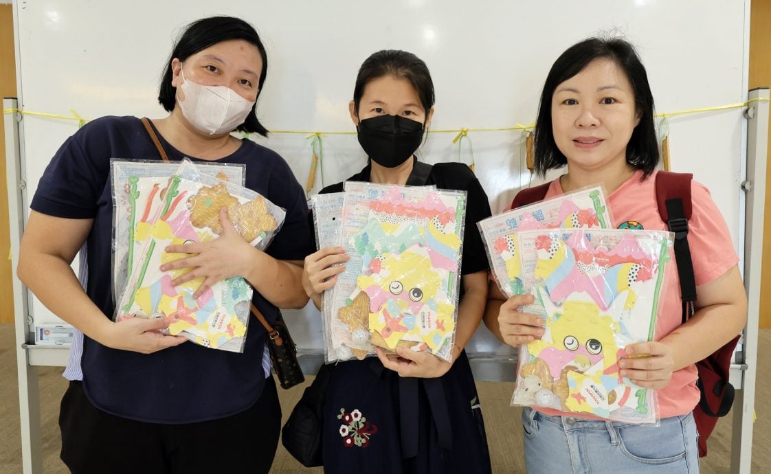 (大都会)/早报头/读者们提早来排队换取“蹓蹓蛇”小提灯庆中秋