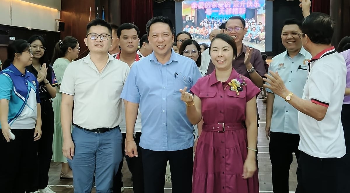 (学校版头)大都会/班A华小副校长何萸琪迁升校长