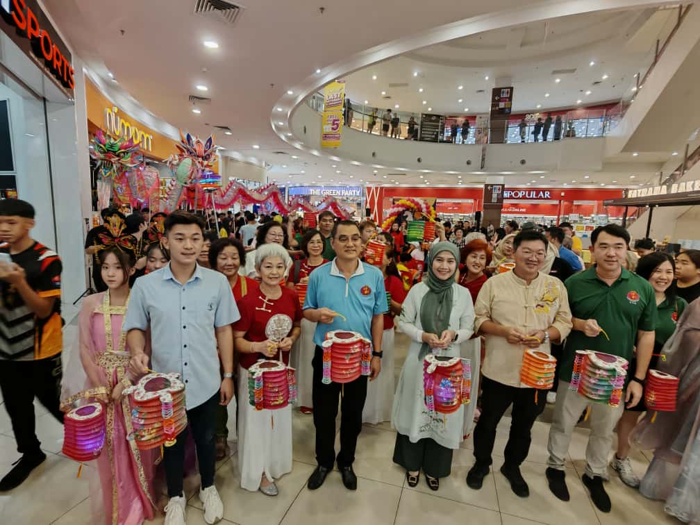 (已签发)柔:官民携手办中秋园游会 各族同庆佳节映佳景