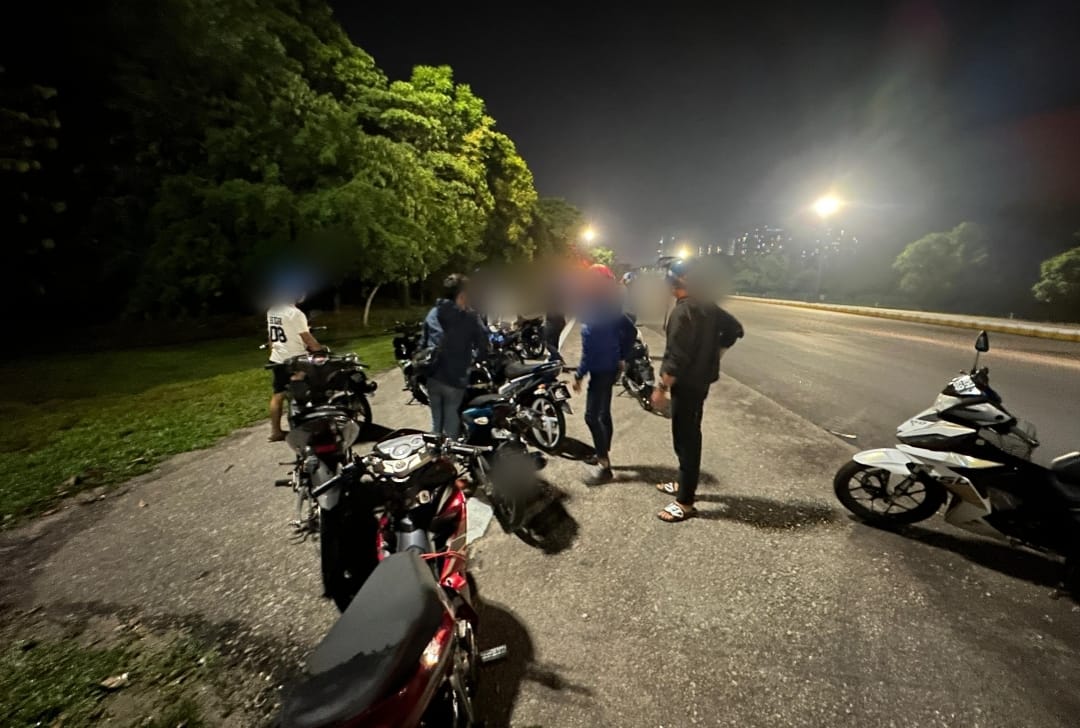 依城交警飙车族聚集地执法   开64罚单扣25摩托车捕2男子