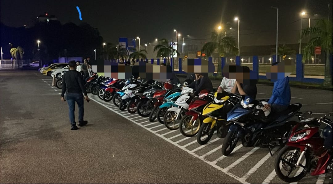 依城交警飙车族聚集地执法   开64罚单扣25摩托车捕2男子