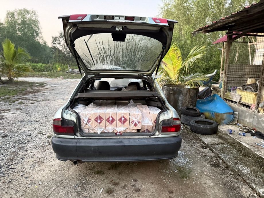 (已签发)柔:偏僻河岸藏私烟   警方捕3人调查