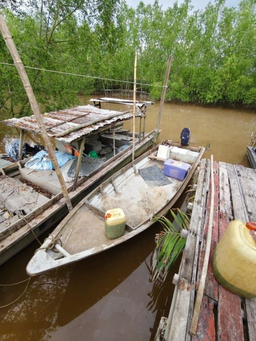 (已签发)柔:偏僻河岸藏私烟   警方捕3人调查