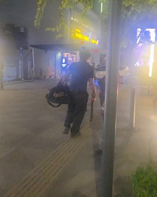 （已签发）柔：华男新山市中心随机被袭挂彩   警捕嫌犯延扣助查