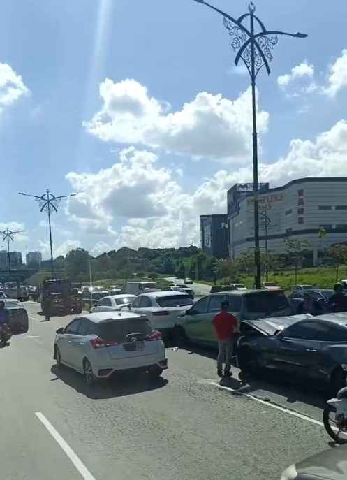 （已签发）柔：**可版头**4车连环车祸无人伤亡   豪车司机现场吵翻天