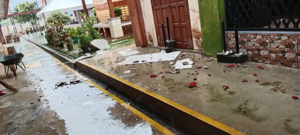 （已签发）柔：哥打一学校遇风灾   屋顶天花板告示牌四散