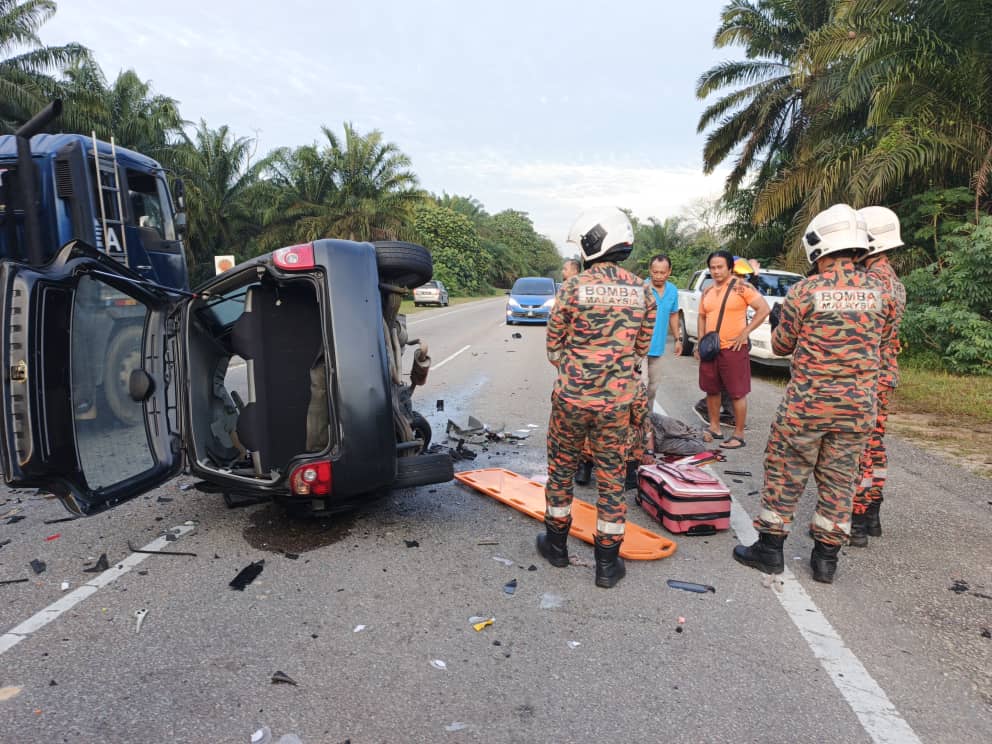（已签发）柔：哥打丁宜往边加兰路车祸   2车司机受伤送院治疗