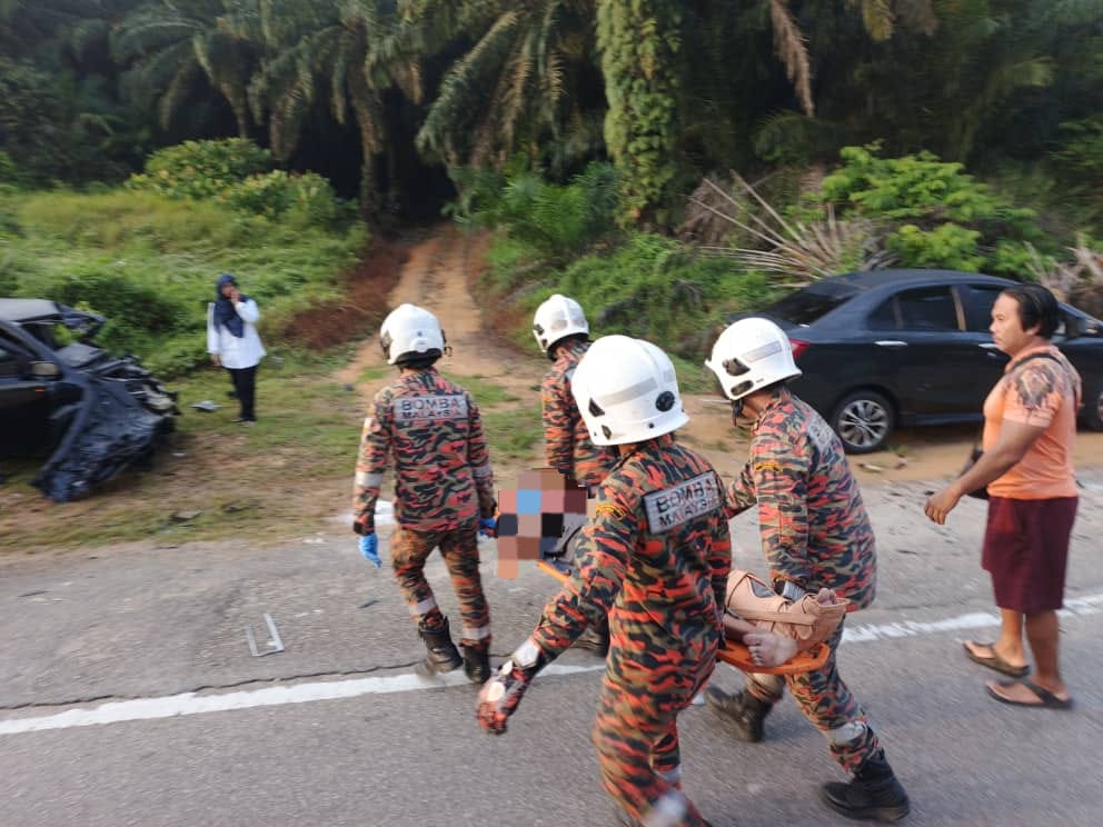 （已签发）柔：哥打丁宜往边加兰路车祸   2车司机受伤送院治疗