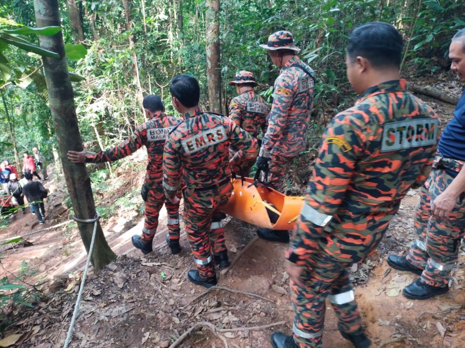 (已签发)柔:女学生爬南峇山晕倒 消拯队爬200公尺救援