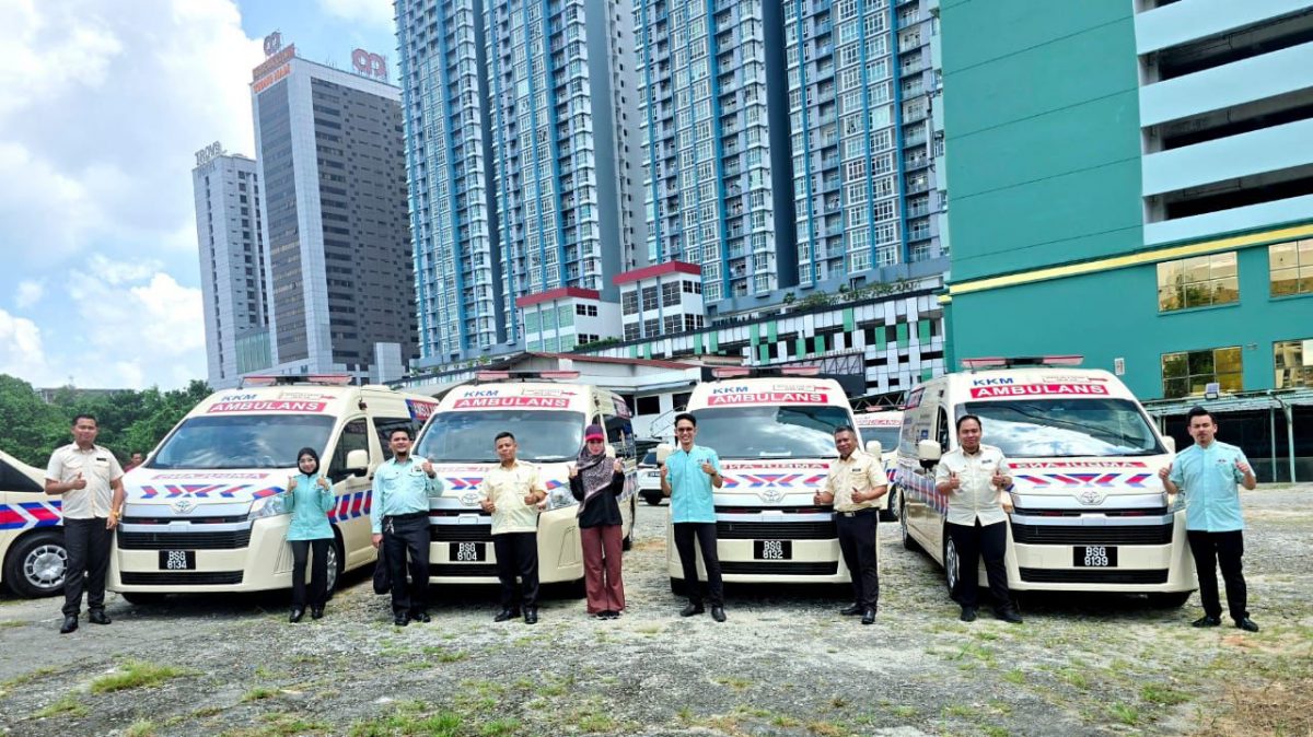 （已签发）柔：**封面新头**柔卫生局接收20辆B型救护车   分派19政府医院及诊所