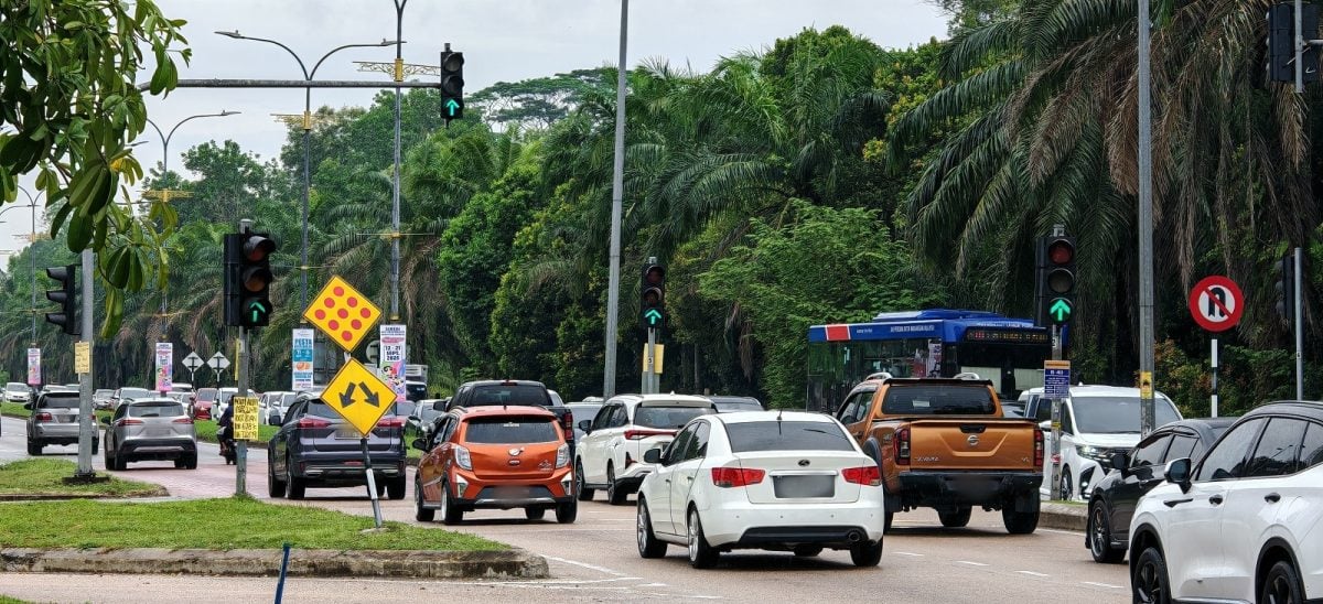 (已签发)柔:封面特稿:新山市政厅全面升级交通灯系统 冀望“塞塞塞”变成“通通通”