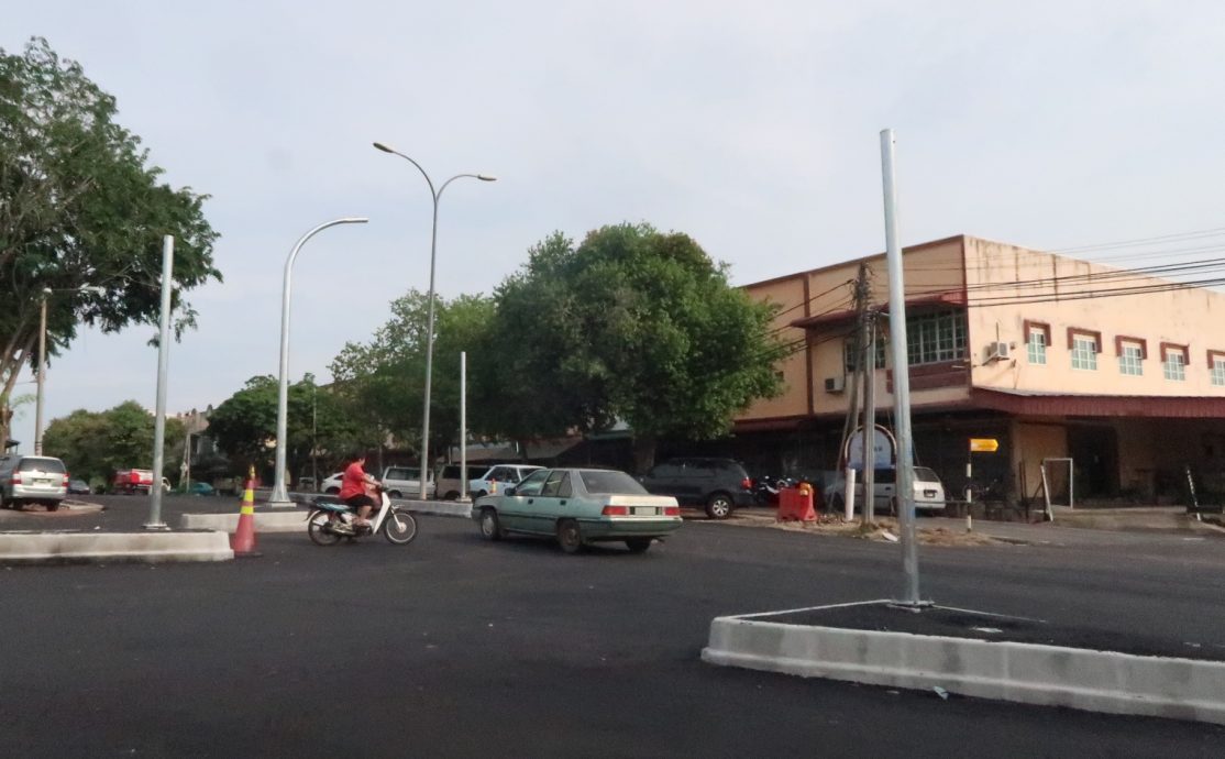 申请路墩却批交通灯 村民求看报告查实因