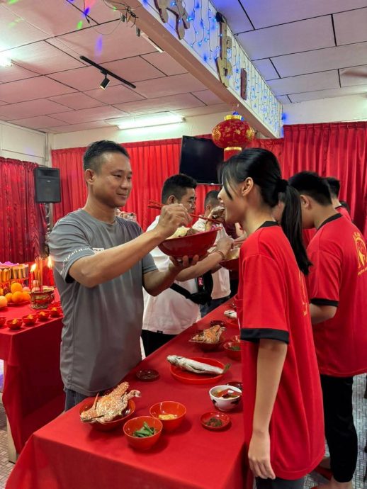 (已签发)柔:巴冬潮州会馆办出花园   4少年迈向成年
