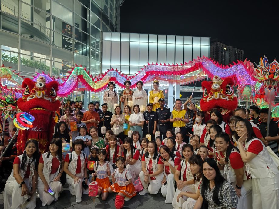 万盏华灯列车开到武吉英达永旺,中秋街头秀吸引人