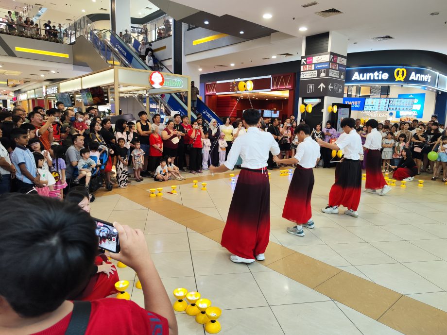 万盏华灯列车开到武吉英达永旺,中秋街头秀吸引人