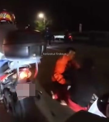 摩托车鲁莽切换车道 多名越堤族连人带车摔成一团