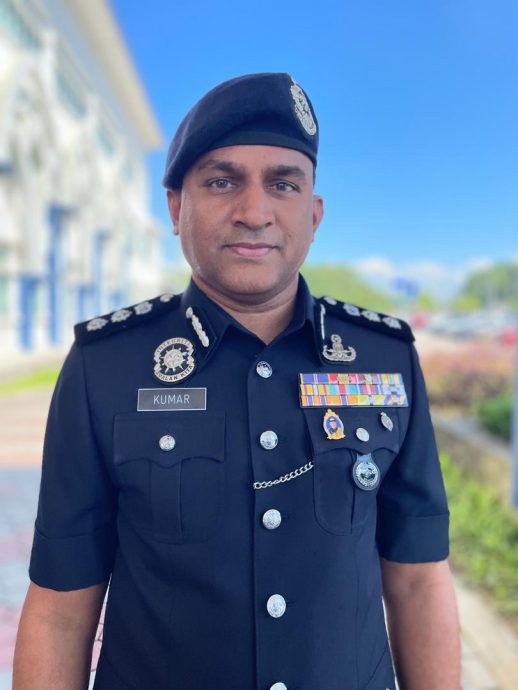 （已签发）柔：改装排气管遇临检被拦   狮城女司机出言不逊被捕