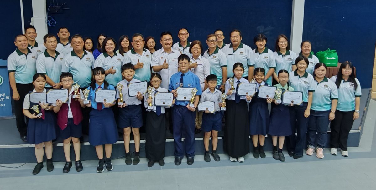 峇夏翊涵及谢崧恩，获时事问答赛AB区冠军