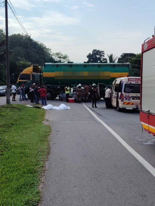 （已签发）柔：汽车撞饲料罗里   2乐龄男子毙命