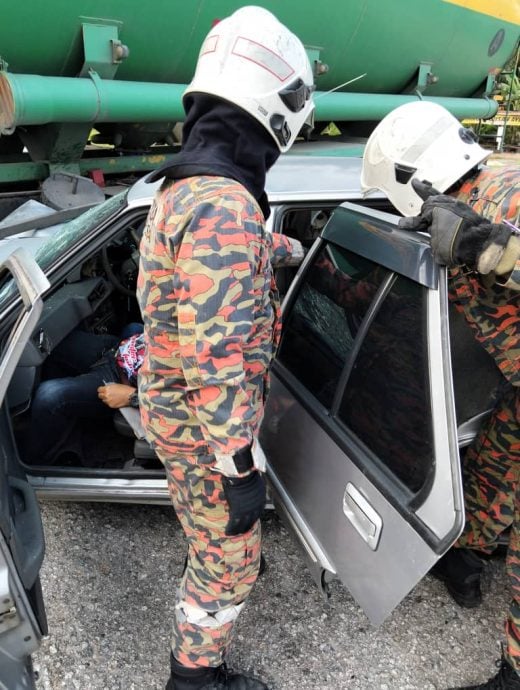 （已签发）柔：汽车撞饲料罗里   2乐龄男子毙命