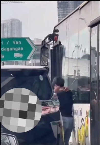 （已签发）柔：汽车驶入巴士车道引不满   2司机关卡前肢体冲突