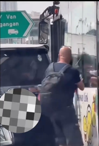 （已签发）柔：汽车驶入巴士车道引不满   2司机关卡前肢体冲突