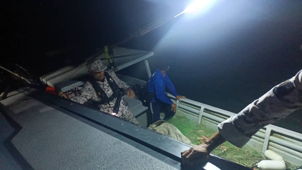 (已签发)柔:海上扫毒行动 4渔民涉吸毒被捕