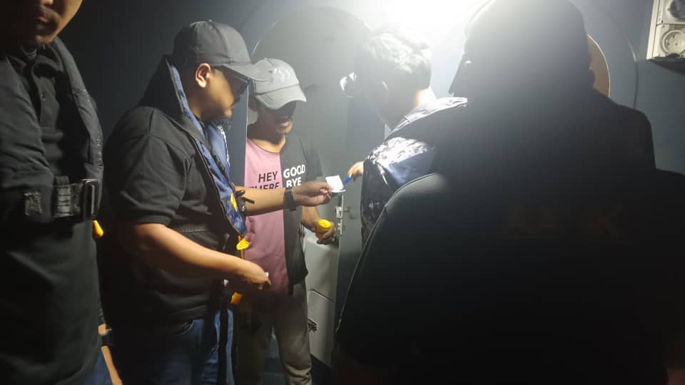 (已签发)柔:海上扫毒行动 4渔民涉吸毒被捕