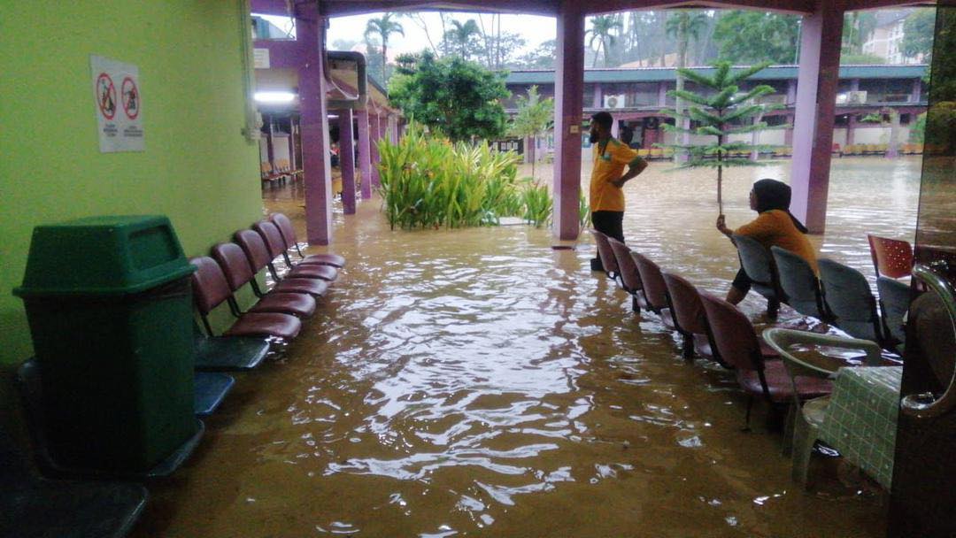 （已签发）柔：**版三头**新山大暴雨   民众忧道路大瘫痪恐怖画面再现