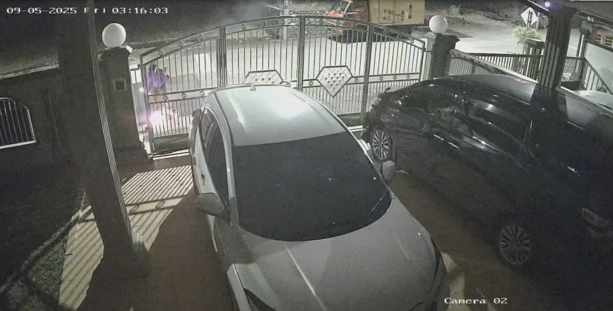 不明人士半夜丢4汽油弹   2屋车房全毁2车烧剩骨架