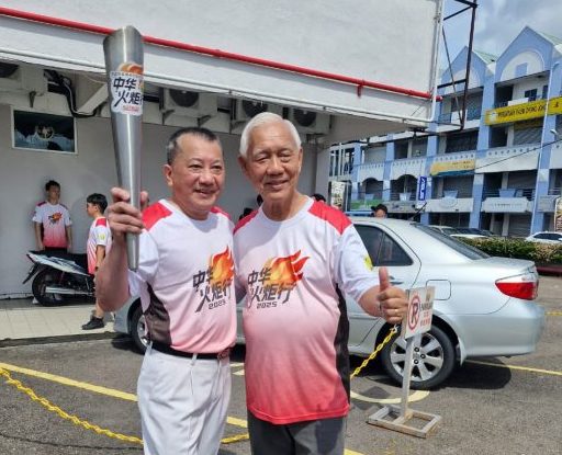 （已签发）柔：**版头**中华火炬行跑遍全柔  24火炬手抵居銮移交火炬  