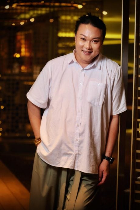 （已签发）柔：狮城二三事：《好孩子》真身变装皇后“阿真”  失智母跌伤谱出母子情剧本