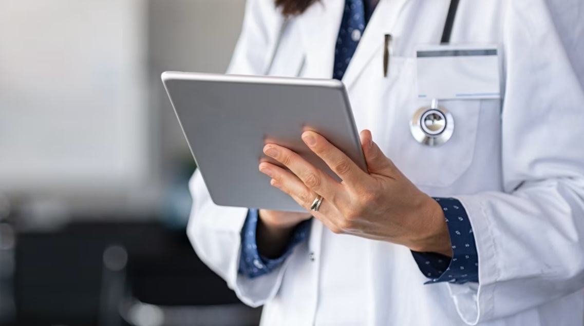 （已签发）柔：狮城二三事：两次伪造病假单掩盖无故缺勤 初级女医生被吊销执照三年