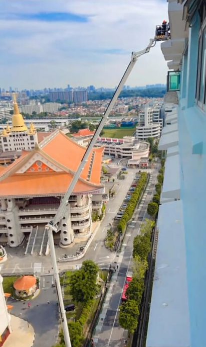 (已签发)柔:狮城二三事:云梯直升25楼 救下反锁男子