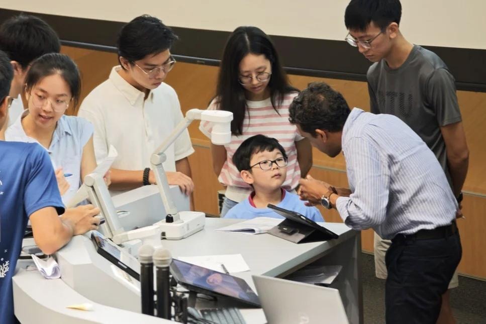 （已签发）柔：狮城二三事：南大讲堂里的小不点 7岁神童想住进校园天天上课