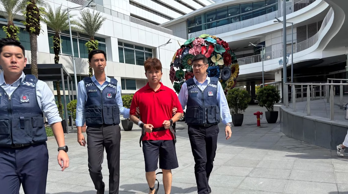 (已签发)柔:狮城二三事:坐岸边等钱骡交赃款 大马男子被押回怡丰城重组案情