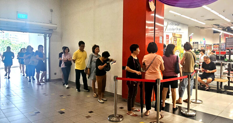 (已签发)柔:狮城二三事:多多千万首奖今年第10次 字迷纷排队试手气