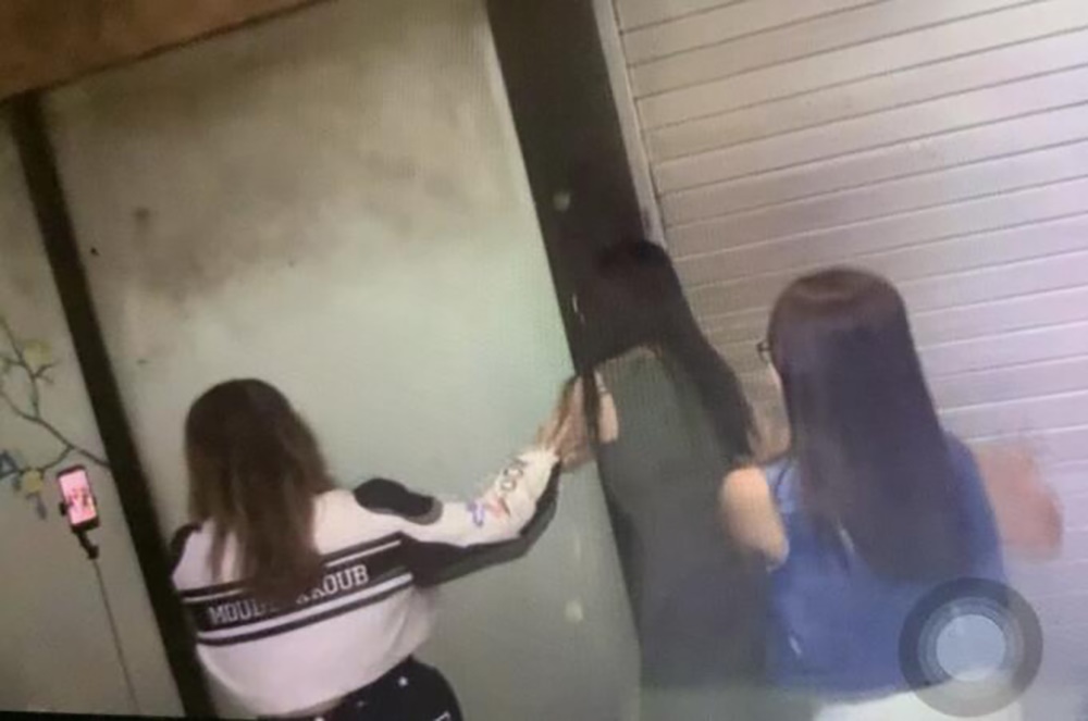 (已签发)柔:狮城二三事:女佣挡道拍视频 商家诉影响生意