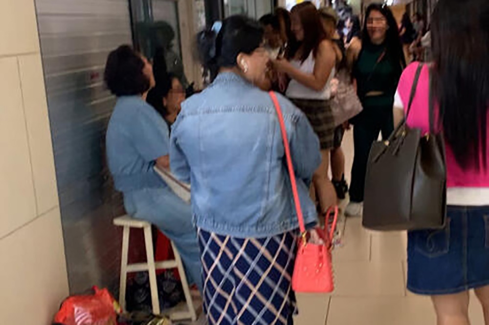 (已签发)柔:狮城二三事:女佣挡道拍视频 商家诉影响生意