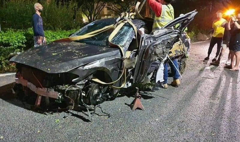 (已签发)柔:狮城二三事:宝马男超速翻车致妻与2友受伤 判监3周吊牌5年