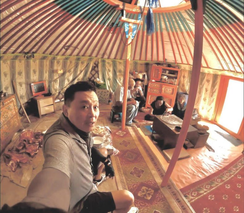 （已签发）柔：狮城二三事：晚年一点都不晚  六旬叔骑行2万公里绕行18国家