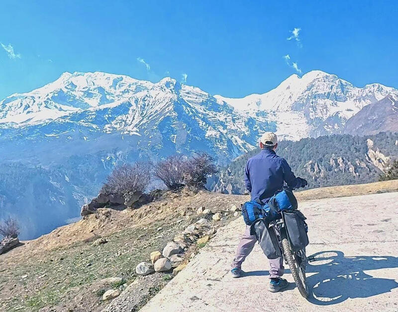 （已签发）柔：狮城二三事：晚年一点都不晚  六旬叔骑行2万公里绕行18国家