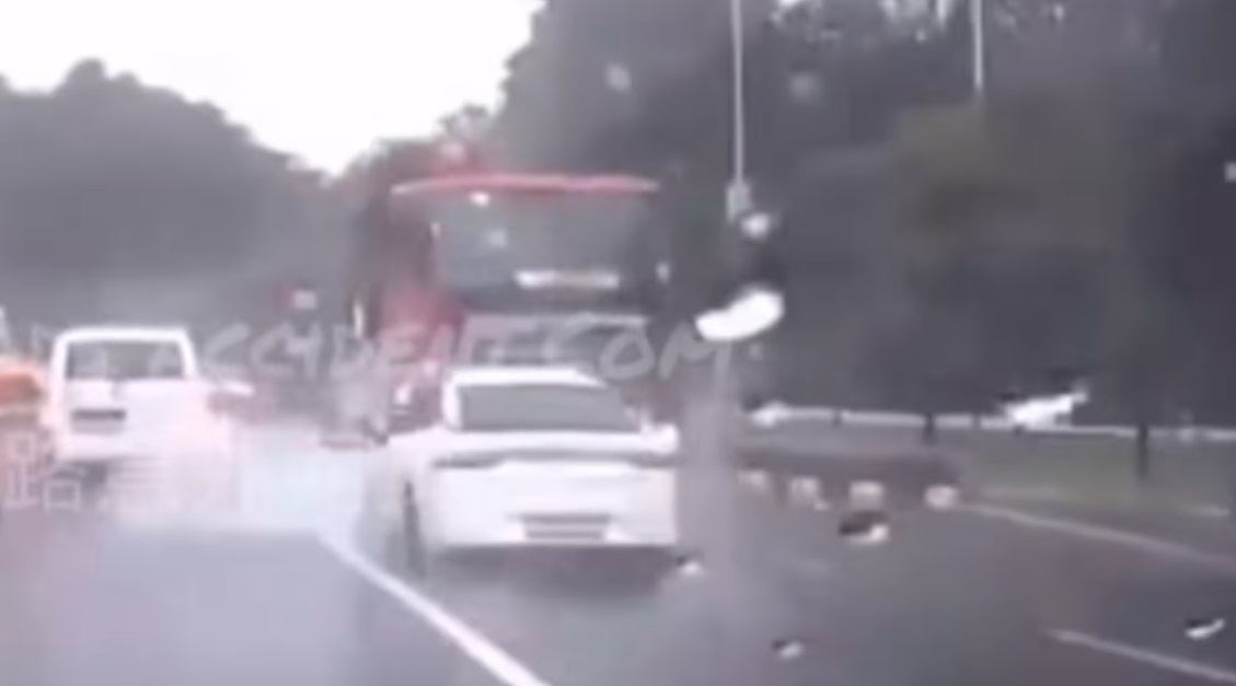 (已签发)柔:狮城二三事:樟宜路上段发生车祸 2伤者送院