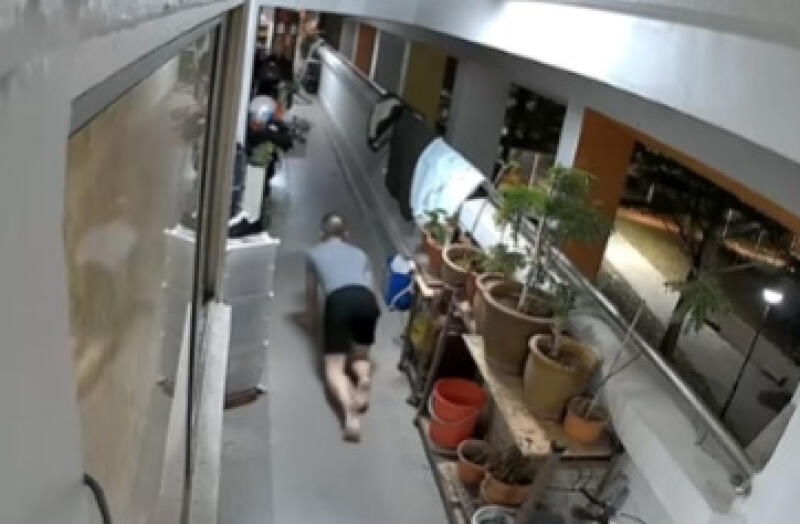 （已签发）柔：狮城二三事：深夜爬行偷鞋  怪贼落网被控