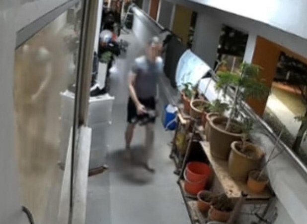 （已签发）柔：狮城二三事：深夜爬行偷鞋  怪贼落网被控