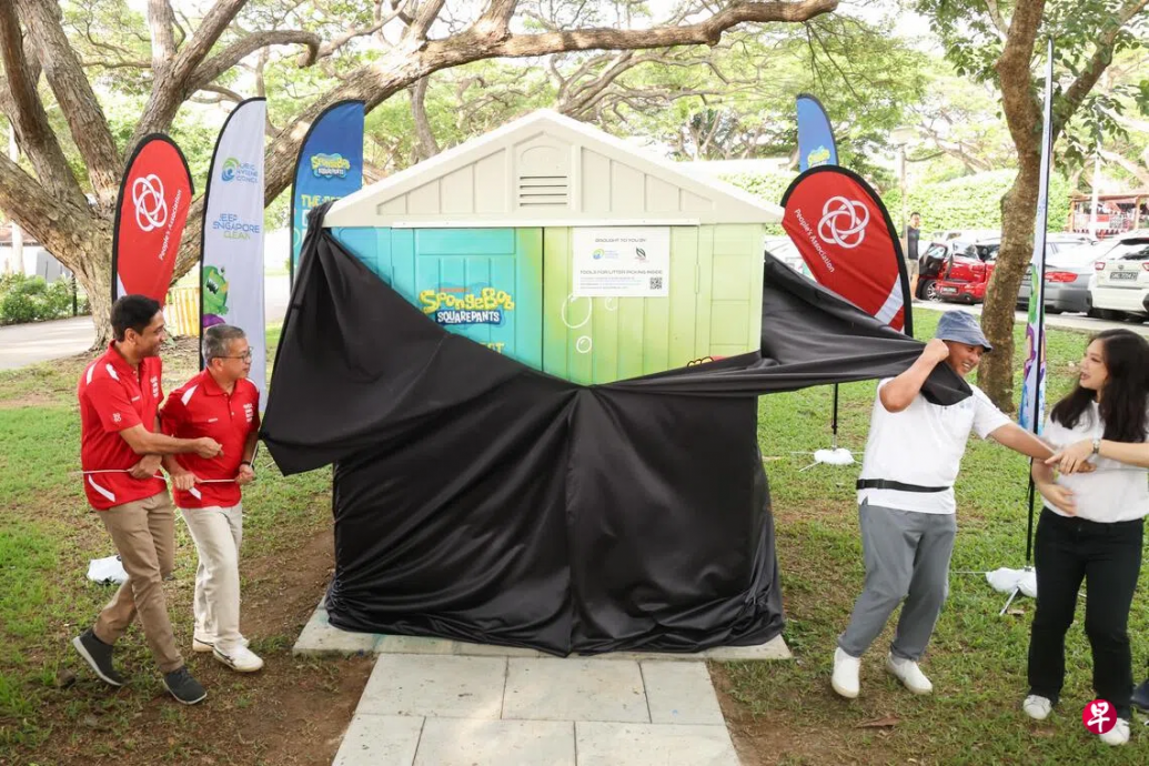 (已签发)柔:狮城二三事:狮城东海岸推海绵宝宝清洁仓 共享工具动手净滩