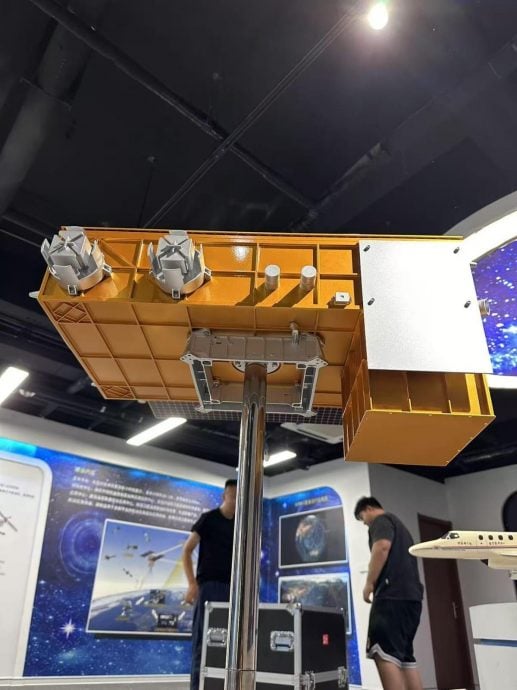 （已签发）柔：狮城二三事：狮城殡葬业者推“太空葬礼” 骨灰与纪念物可送上宇宙