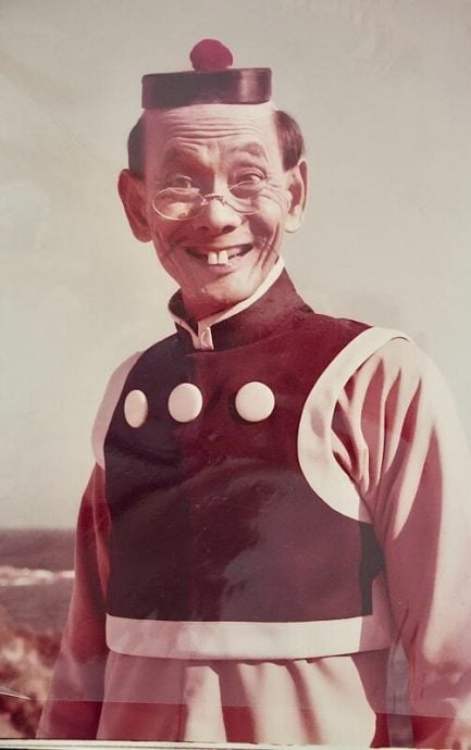 (已签发)柔:狮城二三事:狮城谐剧泰斗王沙 逾300件珍贵物件捐赠国大