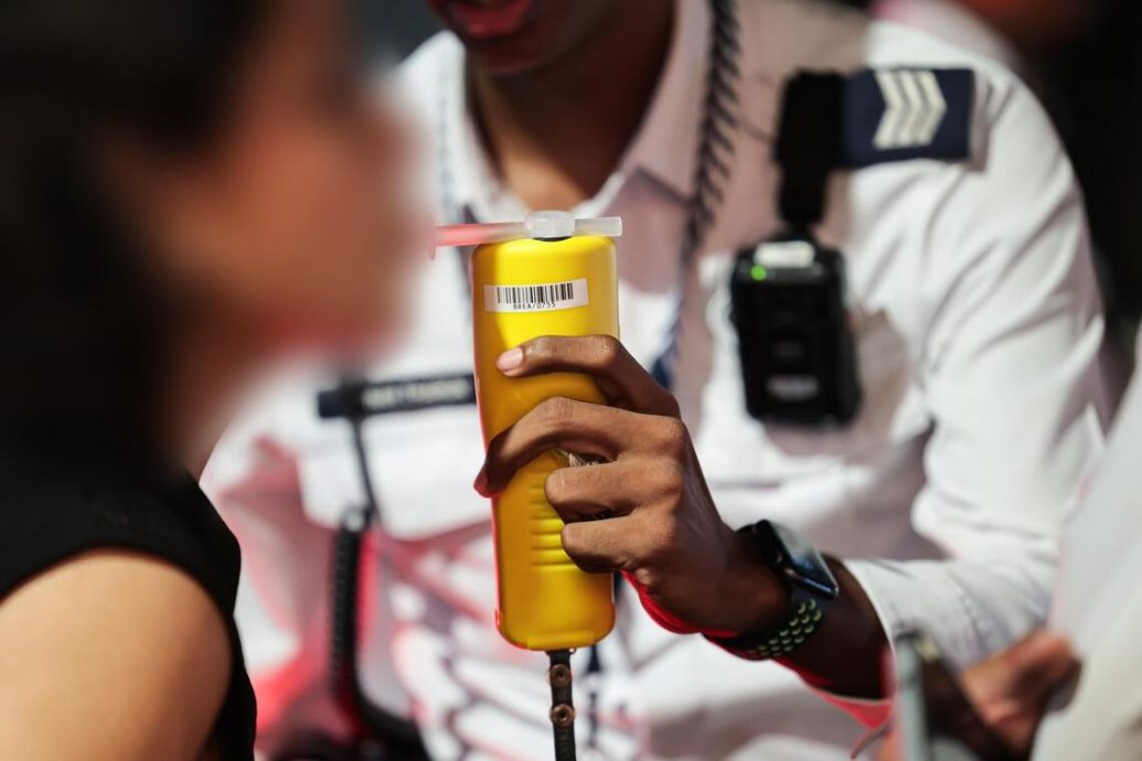 （已签发）柔：狮城二三事：狮城首7个月涉酒驾被捕者上升 交警试用新仪器测酒精数值当控证