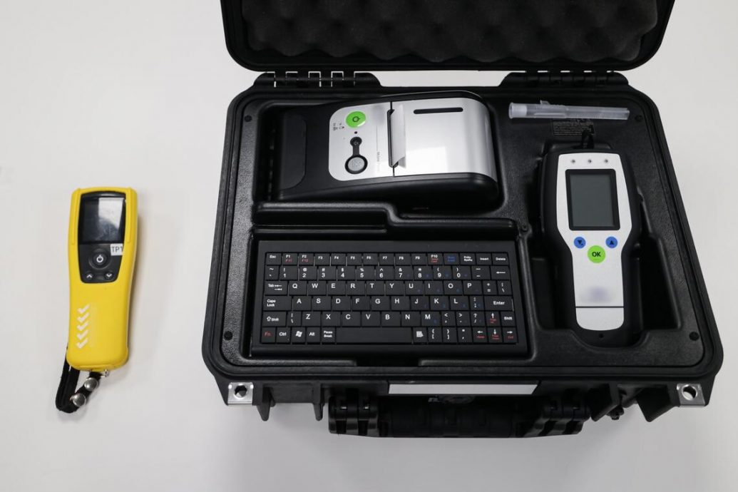 （已签发）柔：狮城二三事：狮城首7个月涉酒驾被捕者上升 交警试用新仪器测酒精数值当控证